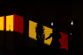 رهگذران درحال عبور از گذرگاه محلی خیابان. کلیسای وانک واقع در محله جلفا یکی از محلههای قدیمی شهر اصفهان هستند.