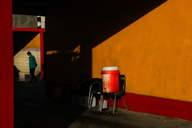 خیابان اندیشه ساعت ۱۷، مردی در کارواش برای تحویل خودرو در انتظار است.