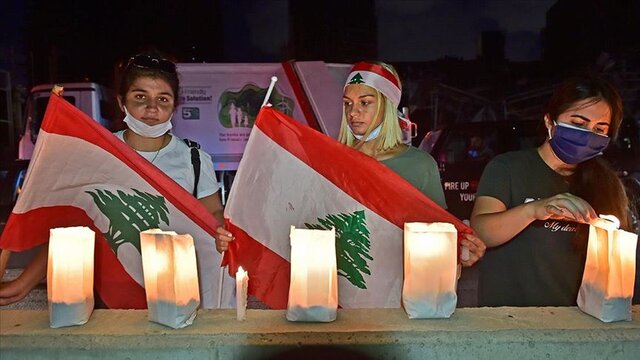 یادبود قربانیان انفجار بیروت با شمع و پرچم لبنان