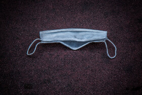 حکومت ماسکها در شهر. بیش از شش ماه است که جهان با ویروس مرگبار کرونا دست و پنجه نرم میکند و مردم تمام جهان با کابوس ابتلا به این ویروس ناشناخته و مرموز روزگار میگذرانند. اضطراب و نگرانی و دلهره در چهره ماسک زده تمام آنها مشهود است و این وضعیت در تمام شئون روابط اجتماعی، فردی و زیست آنها تاثیر بنیادی گذاشته است. در تمام این شش ماه  تنها وجود یک نشانه بر چهره افراد هر جای عالم نشان دهنده این ترس و اضطراب جمعی است که به سرعت هم قابل شناسایی است و زبانی بینالمللی پیدا کرده است. ماسک.