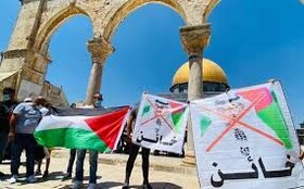 تصاویر "بن زاید خائن" در دستان معترضان فلسطینی