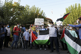 تجمع تعدادی از  دانشجویان دانشگاه‌های تهران مقابل سفارت امارات