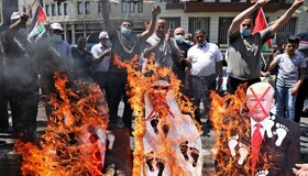 به آتش کشیدن تصاویر بن زاید، ترامپ و نتانیاهو در تظاهرات کرانه باختری و غزه