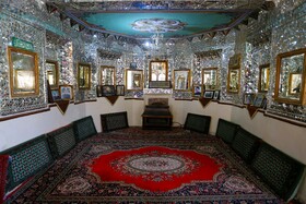 تکیه بیگلربیگی بنای زیبای عهدقاجاری در شهر کرمانشاه است که سال ۱۳۱۵ توسط عبدالله خان ملقب به بیگلربیگی ساخته شد و شامل بخش حسینیه با آئینه کاریهای باشکوه و کمنظیر و سقف گنبدی شکل، موزه پارینه سنگی و موزه خط و کتابت است.