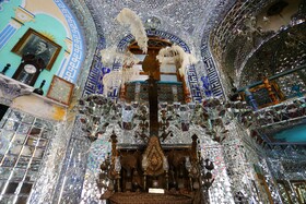 زیرزمین تکیه شامل حوضخانه محل استراحت تابستانی و تعدادی اتاق است. سقف حوضخانه و استراحتگاه تابستانی با تیرهای چوبی و تخته کوبی پوشیده شده و اتاقهای اطراف دارای طاق های آهنگ آجری است، سقف هر یک از این اتاقها با گچبریهای زیبایی تزین شدهاند.