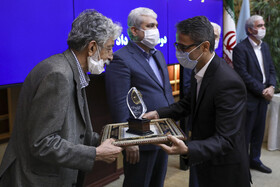 تقدیر از برگزیدگان یازدهمین دوره جشنواره بین‌المللی فارابی توسط غلامعلی حداد عادل