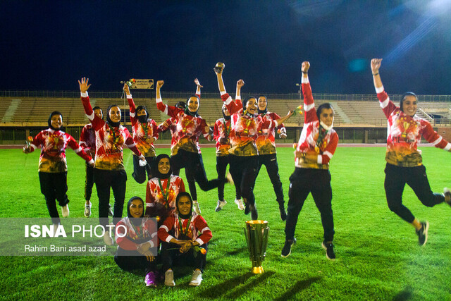عکس آرشیوی است خاتون بم قهرمان لیگ فوتبال زنان ایران شد