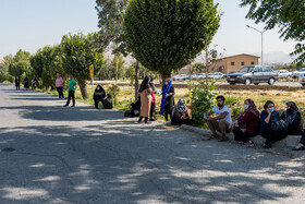 خانواده‌های داوطلبان در حاشیه‌ی کنکور سراسری ۹۹ - کرج