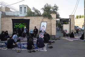 برگزاری برنامه روضه سیدالشهداء، در مقابل خانه شهید مهدی صارمی در قم