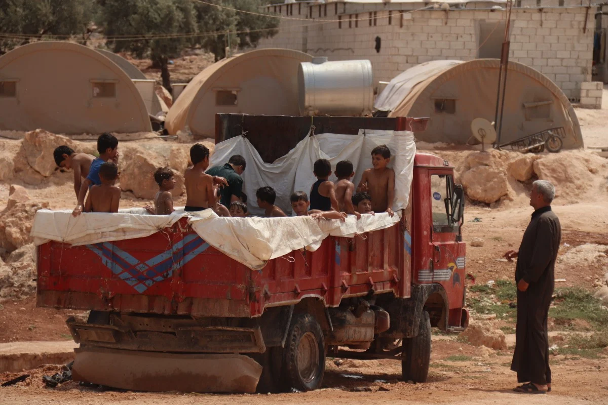 طعم زندگی برای کودکان ادلب در استخری کامیونی