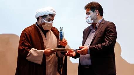 تقدیر از رئیس هلال‌احمر به عنوان کارمند و مدیر تراز انقلاب اسلامی