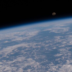 زمین و ماه در یک قاب خیره کننده