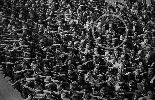 تصویر مردی که دستش را برای احترام به هیتلر بلند نکرد!