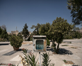 قرار دادن تصویر مرده در ویترینی فلزی بالاسر سنگ قبر سادهی شخص تازه دفن شده، در اوایل انقلاب اسلامی، موج جدیدی از این نوع سنگ قبرها را در قبرستانهای کشور به راه انداخت.