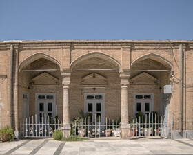 آرامگاه خانوادگی در قبرستان امامزاده عبدالله شهر ری که نما و معماری آن احتمال ساخت این مقبره در دوره قاجار را قوی می‌کند.