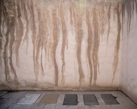 سنگ قبرهای قدیمی قرار گرفته در یک مقبره خانوادگی در قبرستان امامزاده عبدالله، که مرور زمان و فرسودگی بنا به مرور باعث از بین رفتن جدارههای مقبره شده است.