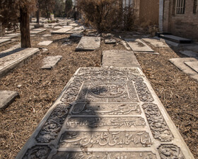 سید حبیب عدل یکی از زیباترین سنگ قبرهای گورستان امامزاده عبدالله را دارد، سنگ قبری که به واسطه‌ی حکاکی‌های منحصربفردی که روی آن انجام شده به تنهایی می‌تواند به عنوان یک اثر تاریخی در فهرست آثار ملی به ثبت برسد، اما این سنگ قبر بیش از ۶ دهه است است که زیر نور آفتاب سوزان روزگار می گذراند.