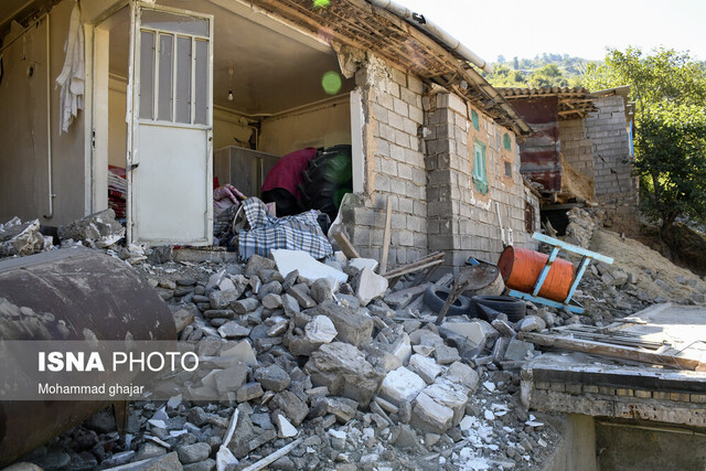 عکس آرشیوی است اسکان اضطراری ۱۲۰ زلزله زده/ برپایی ۳۰ دستگاه چادر امدادی و توزیع ۱۶۰ تخته پتو