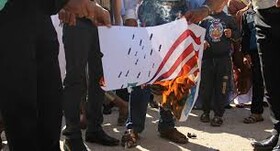 تظاهرکنندگان سوری‌ پرچم آمریکا را آتش زدند
