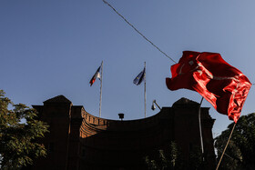 تجمع اعتراضی شهروندان تهرانی مقابل سفارت فرانسه