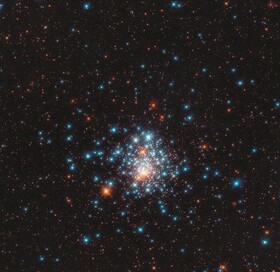 اجتماع ستاره‌های قرمز و آبی در یک قاب