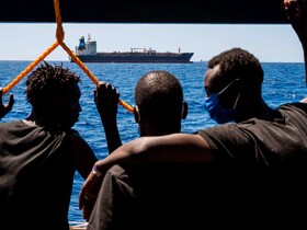 کشتی نجاتِ مهاجران پس از یک‌هفته سرگردانی در ایتالیا پهلو گرفت