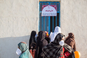  تجمع مردم روستای قادر آباد خاش برای استفاده از خدمات کاروان سلامت هلال احمر در سیستان و بلوچستان 