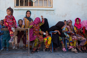 تجمع مردم روستای قادر آباد خاش برای استفاده از خدمات کاروان سلامت هلال احمر در سیستان و بلوچستان 