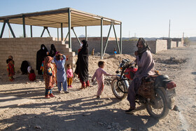 مردم روستای قادر آباد خاش که از نبود برخی از امکانات زندگی در رنج‌اند و گلایه‌مند.