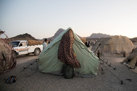 یکی از اهالی دهستان کوه سفید در حال برپایی چادر.