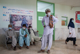  حضور تعدادی از مردم روستاهای منطقه در محل اسکان کاروان سلامت هلال احمر در سیستان و بلوچستان برای دریافت خدمات مربوط به سلامت.