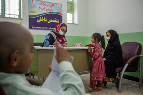 دریافت خدمات از کاروان سلامت هلال احمر در سیستان و بلوچستان