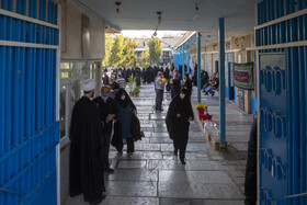 آرامستان باغ بهشت قم در وضعیت سیاه کرونایی و حضور پرتعداد مردم در مراسم تدفین