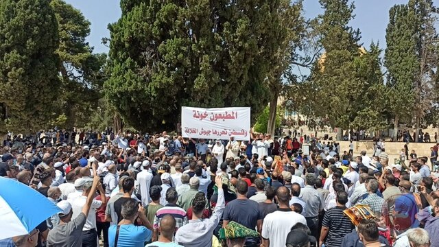 اقامه نماز هزاران فلسطینی در مسجد الاقصی و اعتراضات علیه توافق‌های عادی سازی