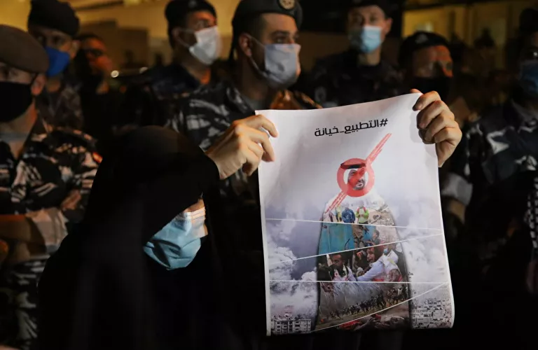 تظاهرات خشم مقابل سفارت امارات در بیروت علیه سازشکاران