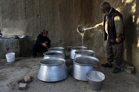 شیره‌پزی در ملایر قدمتی دیرین دارد، فصل پاییز که می‌شود حال و هوای روستاهای ملایر حال و هوای دیگری است. 