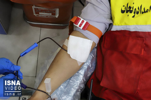 ویدئو / اهدای خون توسط آتش‌نشانان در اهواز
