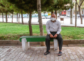 او ۵۷ ساله است و روزانه ساعتی را در پارک می‌گذراند. محدود شدن روابط یکی از مهم‌ترین تاثیرات منفی کرونا بر زندگی او بوده است. 