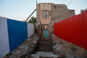 «چمن» محله کبابیان؛ خانه "میرابیان" یکی از خانههای قدیمی این محل است که هنوز پا برجاست که اگه به آن توجه نشود ممکن است بلایی که سالهای گذشته بر سر خانه اطراف آمده و تخریب شدند، دچارش شود.