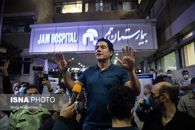 سخنان همایون شجریان در اولین ساعات درگذشت پدرش مقابل بیمارستان جم نظر یک جامعهشناس درباره برخورد با همایون شجریان