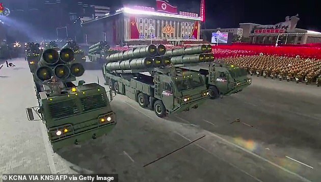 کره شمالی کتاب تصویری از موشک‌های بالستیک قاره پیما و سلاح‌های دیگر منتشر کرد