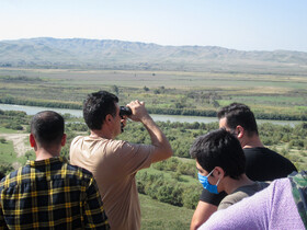 تلاش مردم در روستای اسکانلو شهرستان خداآفرین در آذربایجان شرقی که با دوربین شکاری تلاش می‌کنند تا آتش ناشی از بمب باران در منطقه قره باغ را ببینند.