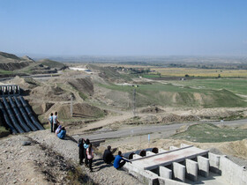 تلاش مردم در روستای اسکانلو شهرستان خداآفرین در آذربایجان شرقی که با دوربین شکاری تلاش می‌کنند تا آتش ناشی از بمب باران در منطقه قره باغ را ببینند.