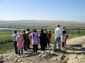 تلاش مردم در روستای اسکانلو شهرستان خداآفرین در آذربایجان شرقی که با دوربین شکاری تلاش می‌کنند تا آتش ناشی از بمب باران در منطقه قره باغ را ببینند.