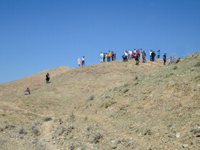 مردم در روستای اسکانلو، شهرستان خداآفرین در آذربایجان شرقی که برای دیدن منطقه جنگی قره باغ آمده اند.
