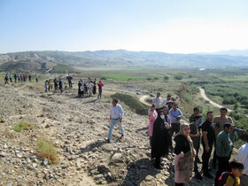 تلاش مردم در روستای اسکانلو شهرستان خداآفرین در آذربایجان شرقی که با دوربین شکاری تلاش می‌کنند تا آتش ناشی از بمب باران در منطقه قره باغ را ببینند.