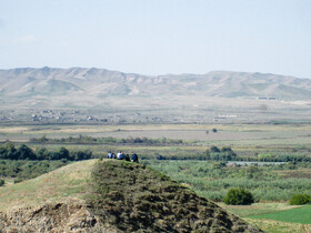 مردم در روستای اسکانلو، شهرستان خداآفرین در آذربایجان شرقی که برای دیدن منطقه جنگی قره باغ آمده اند.