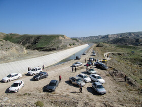 مردم در روستای اسکانلو، شهرستان خداآفرین در آذربایجان شرقی که برای دیدن منطقه جنگی قره باغ آمده اند.
