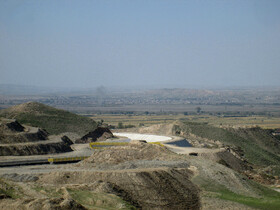 مردم در روستای اسکانلو، شهرستان خداآفرین در آذربایجان شرقی که برای دیدن منطقه جنگی قره باغ آمده اند.