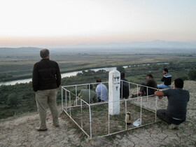 مردم در روستای اسکانلو، شهرستان خداآفرین در آذربایجان شرقی که برای دیدن منطقه جنگی قره باغ آمده اند.